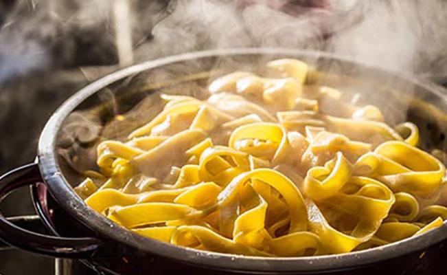 Hidratos de carbono: Fettuccini com feijão branco, rúcula e cenoura (prato sem carne) 